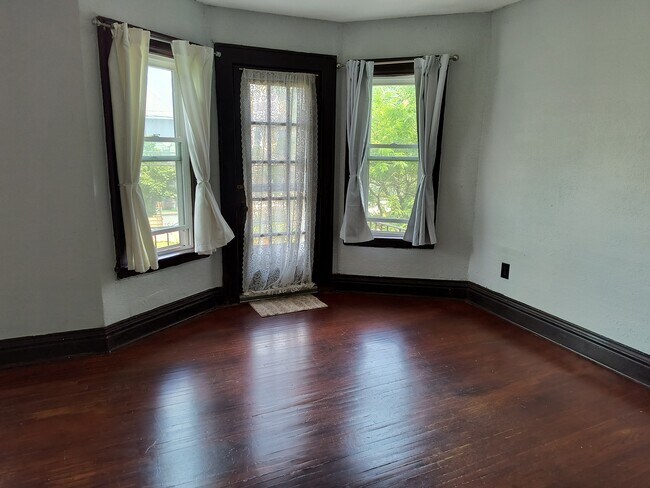 Foto del edificio - 227 Crowley Ave