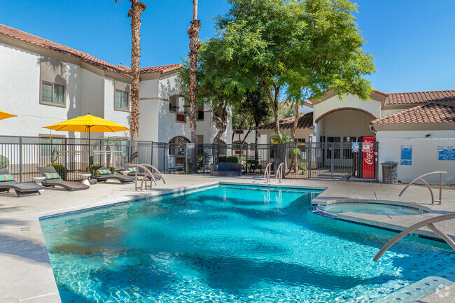 Pool - Del Mar Apartments