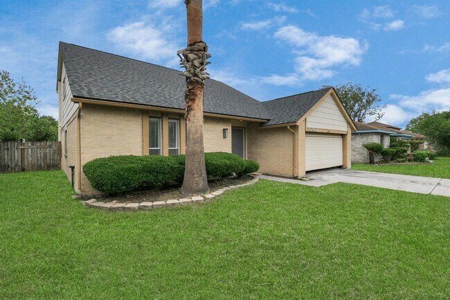 Building Photo - 10802 Fallbrook Dr