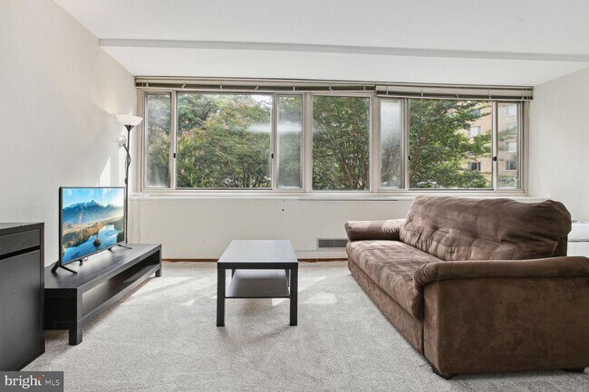 Foto del edificio - 4101 Cathedral Ave NW