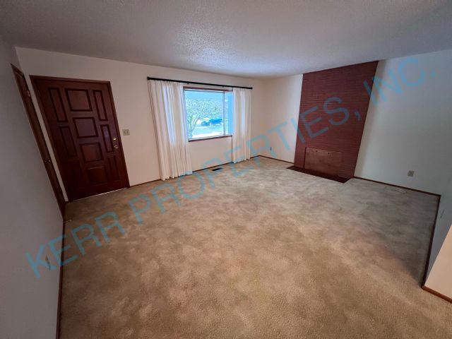 Building Photo - 3 Bd / 1 Bth - Attached Garage - Central A...