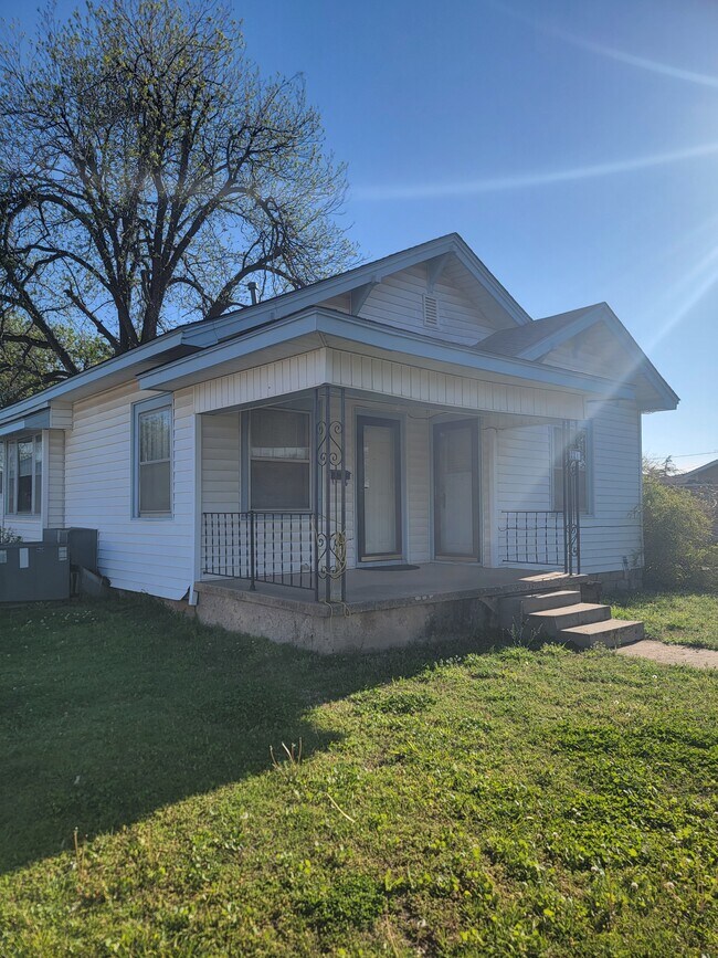 Building Photo - 2215 E Elm Ave