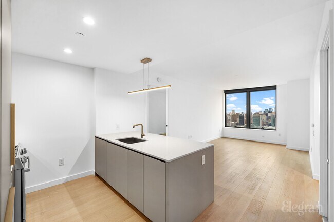 Building Photo - 3 Ct Square W