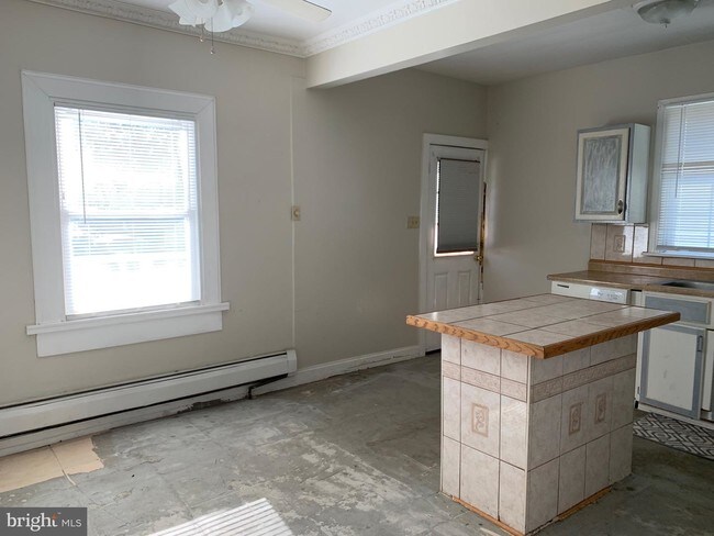 Building Photo - 2107 Wilson Ave