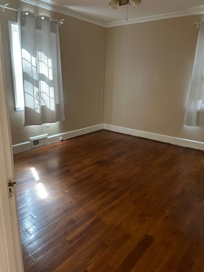 Building Photo - Downtown Greenville 1 bedroom Condominium