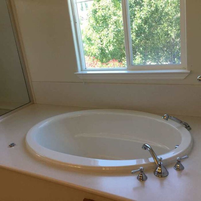 Building Photo - MOVE IN SPECIAL-$500 off 1st months rent