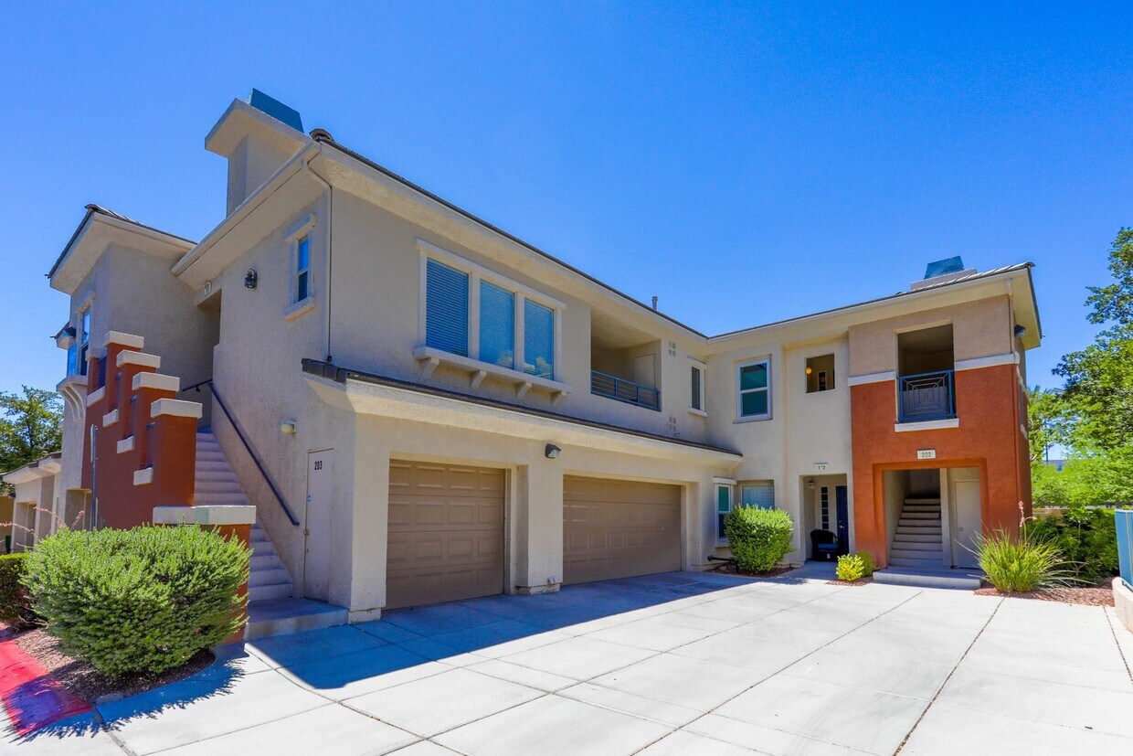 Foto principal - Beautiful 2 Bedroom With 2 Car Garage Summ...