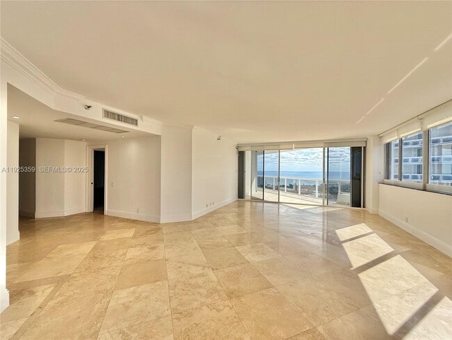 Foto del edificio - 3801 NE 207th St