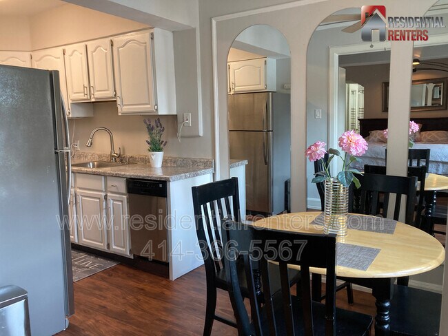 Foto del edificio - 1028 E Juneau Ave