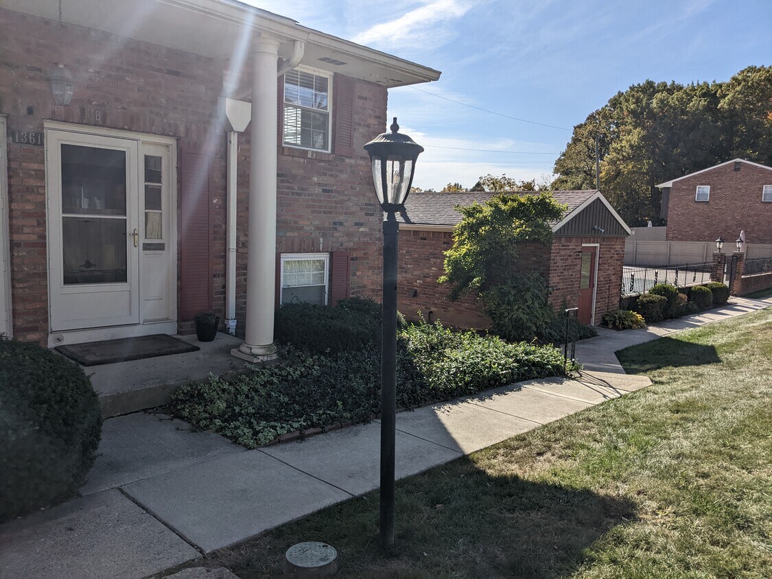 Primary Photo - 1361 Bluff Ave