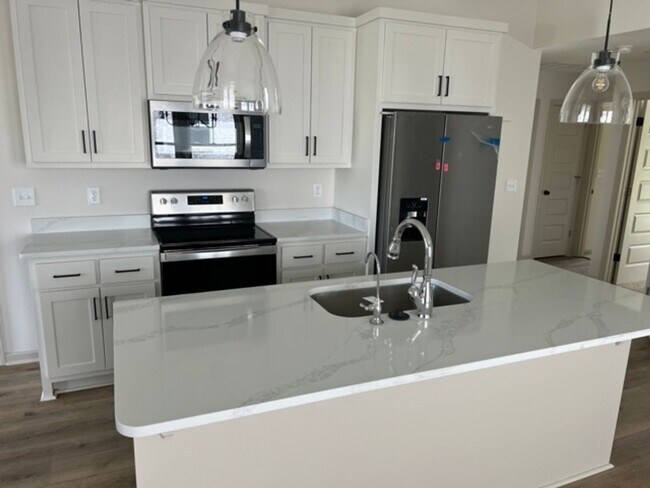 Building Photo - 3 bed 2 bath House