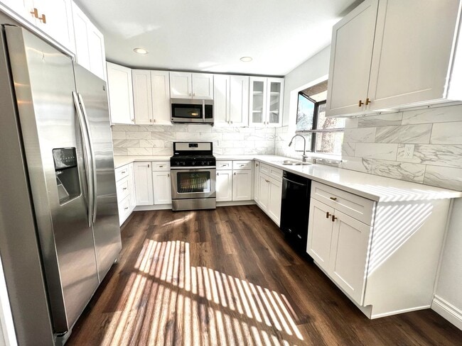 Building Photo - Gorgeous 2 Bedroom 2 1/2 Bath Condo With a...
