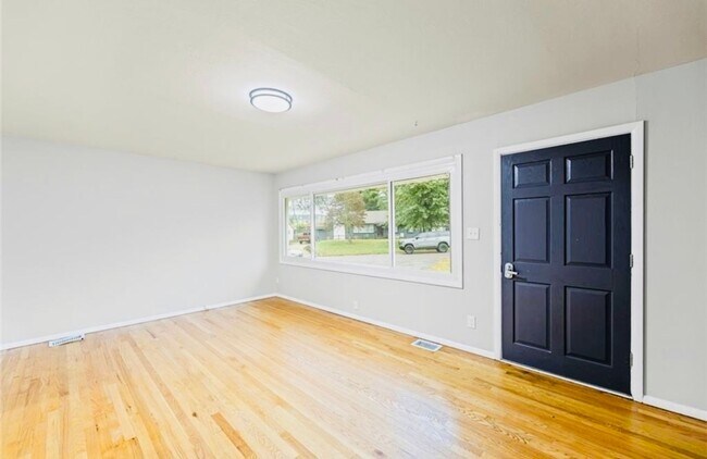 Foto del edificio - Stunning 3 bed 1 bath Ranch House