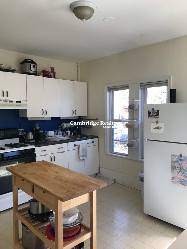Building Photo - 67 Craigie St