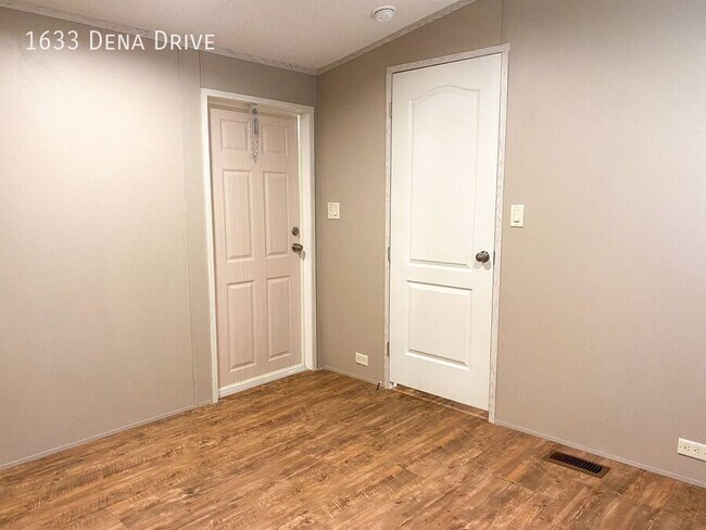 Building Photo - 1633 Dena Dr