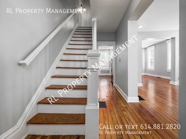 Building Photo - Beautiful 4 bedroom 2 Bathroom Townhome lo...