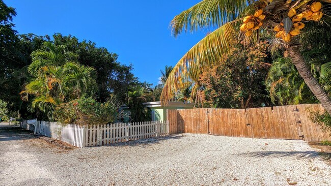 Building Photo - 3809 Periwinkle Ln