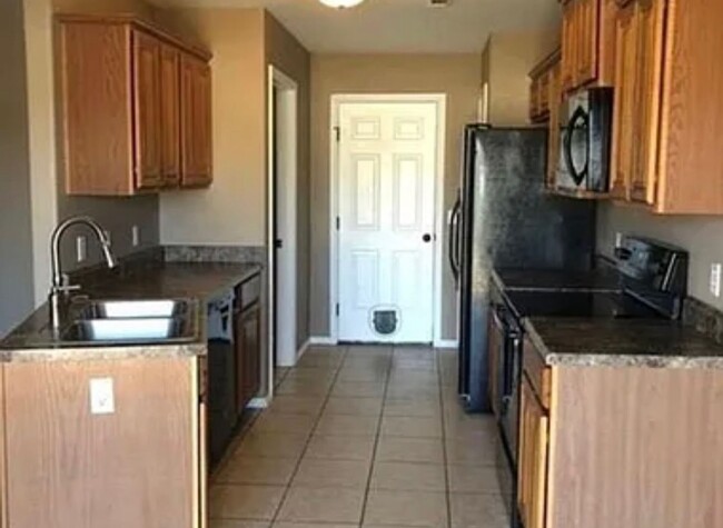 Building Photo - Available for Move-in June 1st! Charming 3...