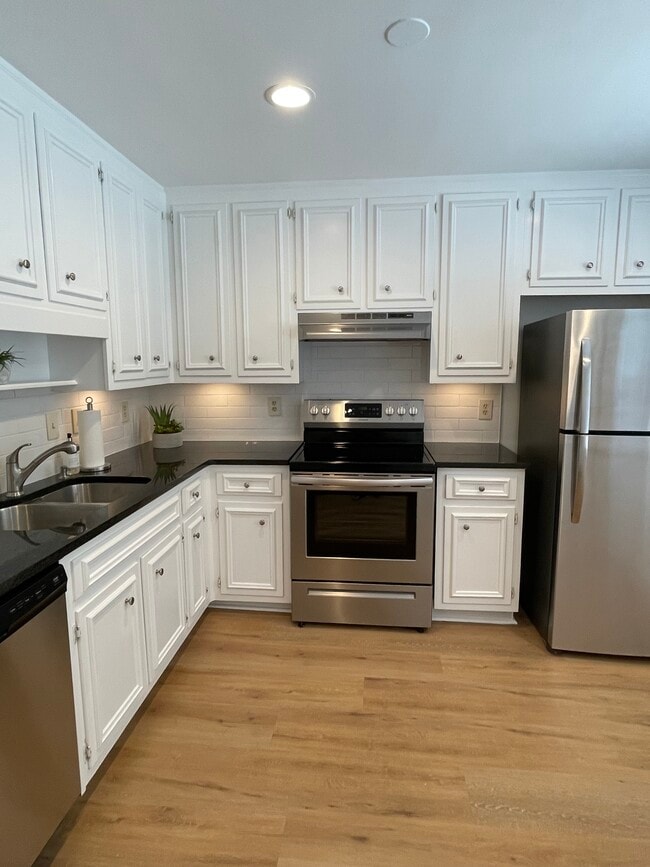 Kitchen - 880 Lenox Oaks Cir NE