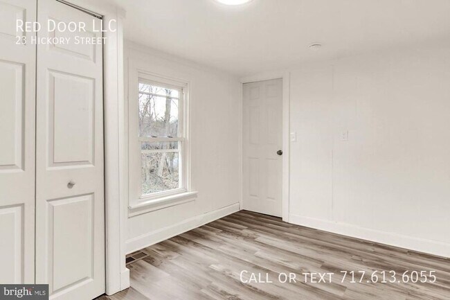 Building Photo - 23 Hickory St