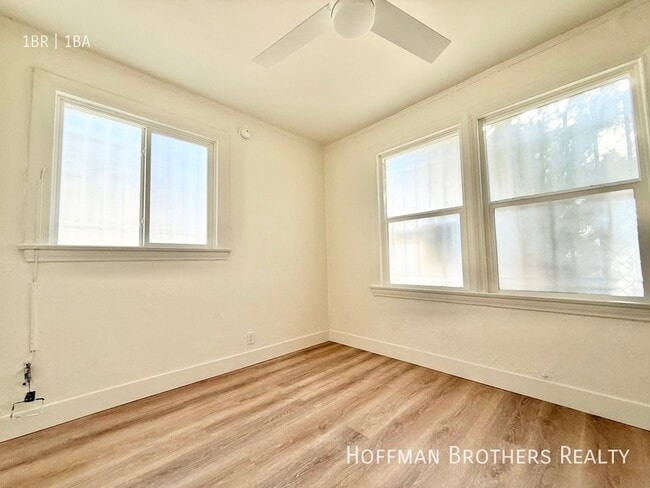 Foto del edificio - 300 N Bonnie Brae St