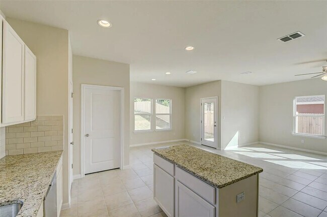 Building Photo - Room in House on Spinnaker Loop