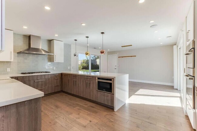 Building Photo - 321 Green Hills Dr