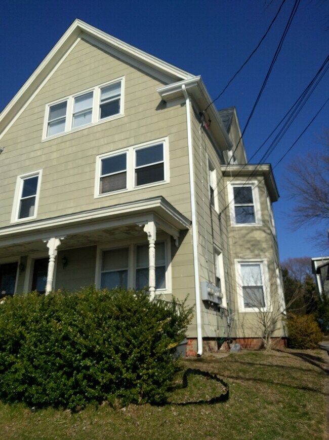 Building Photo - 132 Greenmanville Avenue