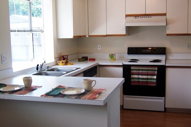 Top floor rambler kitchen - Noble Court Estates