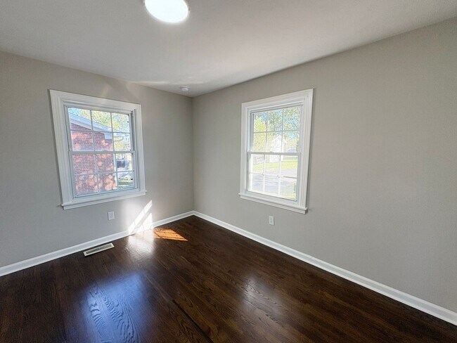 Foto del edificio - Brick 3 bed 1 bath home