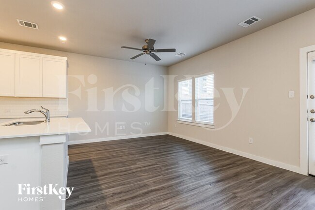 Foto del edificio - 18314 W Centro Cir