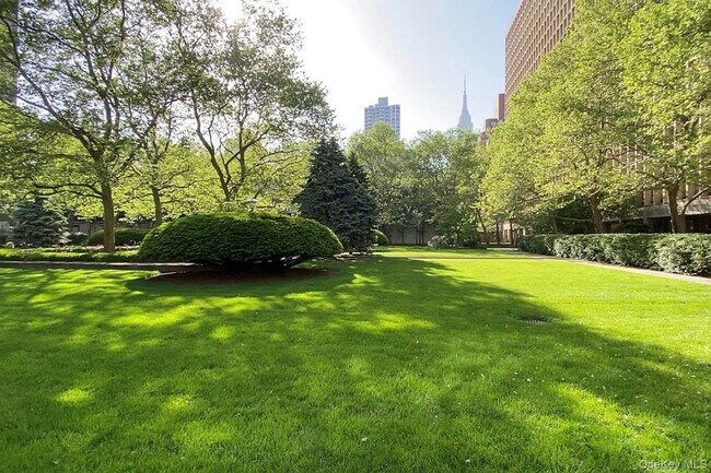 Foto del edificio - 330 E 33rd St
