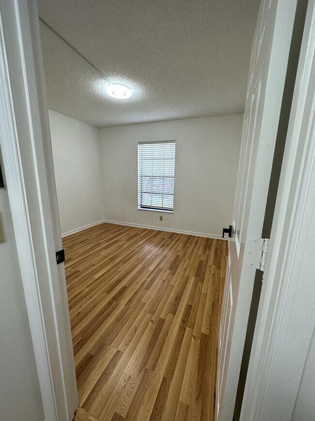 Building Photo - 301 Olivewood Pl