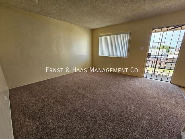 Building Photo - Great 1 Bedroom Apartment with Parking Space!