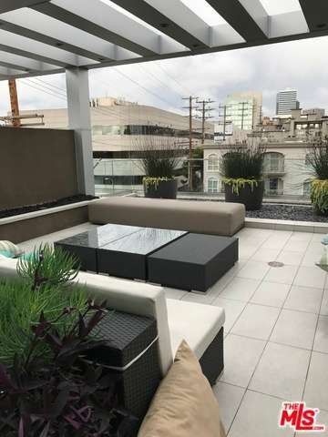 Foto del edificio - 1807 S Beverly Glen Blvd