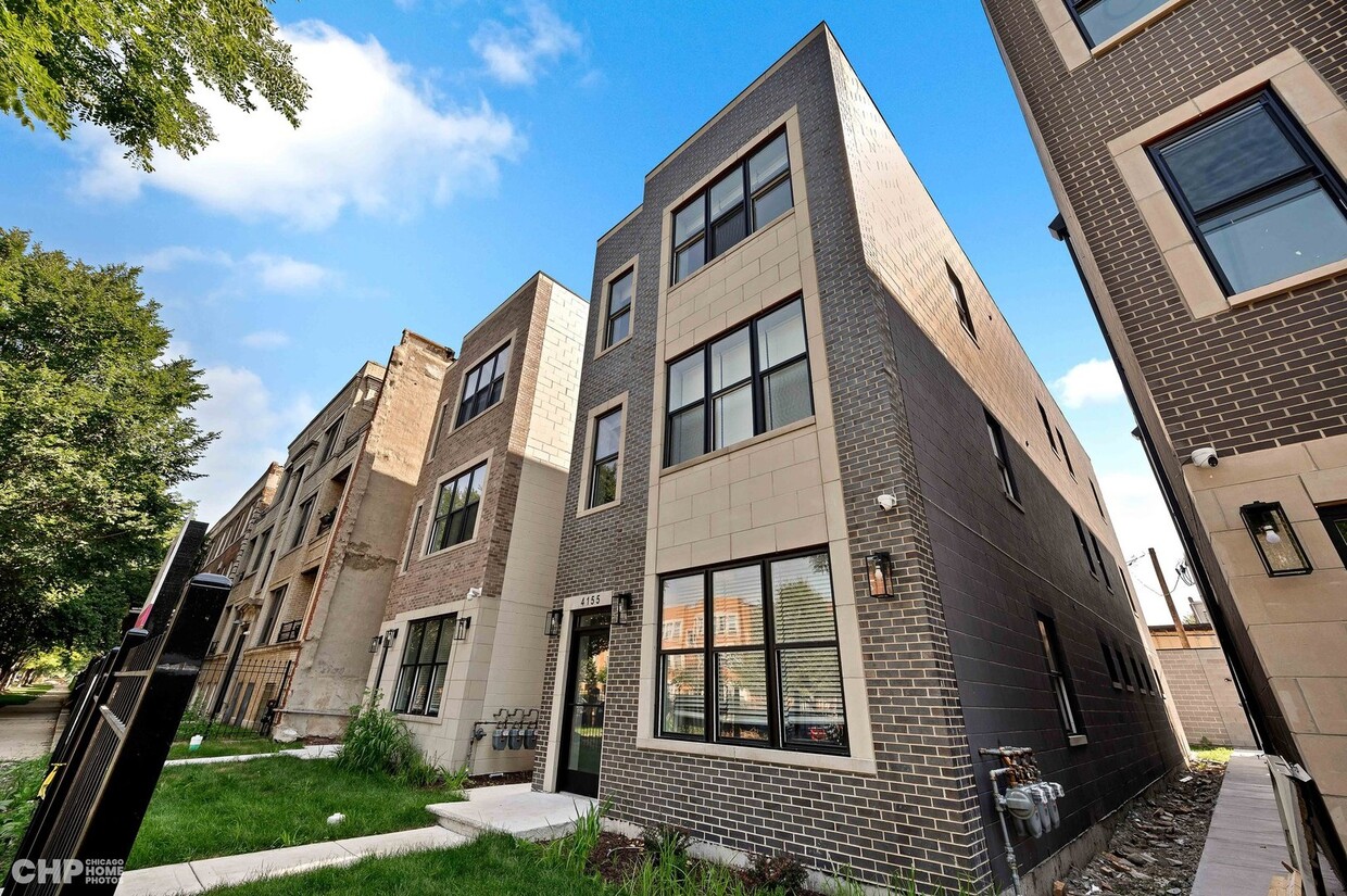 Foto principal - 4153 S Prairie Ave