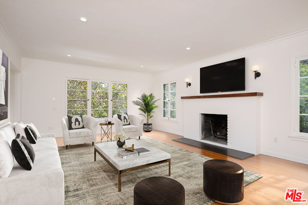 Foto principal - 135 N Orange Dr