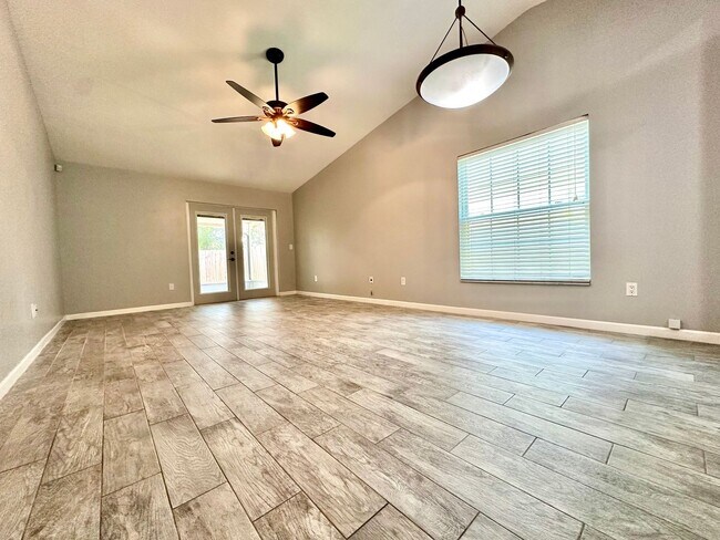 Building Photo - Modern upgrades + outdoor charm 3Bdrm 2Bat...