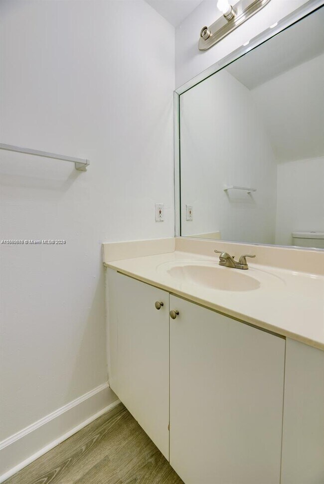 Foto del edificio - 8027 NW 8th St