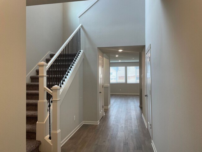 Foto del edificio - 4 Bed 2.5 Bath Home! Located near the Ridgefield Outdoor Recreation Center, equestrian facilities...