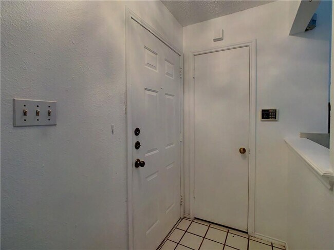 Foto del edificio - 512 Eberhart Ln