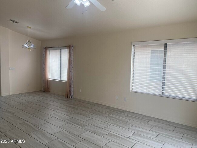 Foto del edificio - 8563 W Mission Ln