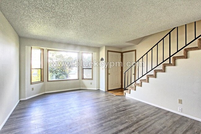 Building Photo - 2 Bed, 1.5 Bath Duplex with 1 Car Garage N...