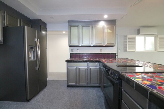 Building Photo - 2 story 2 bed/ 3 bath (+ office w closet) ...