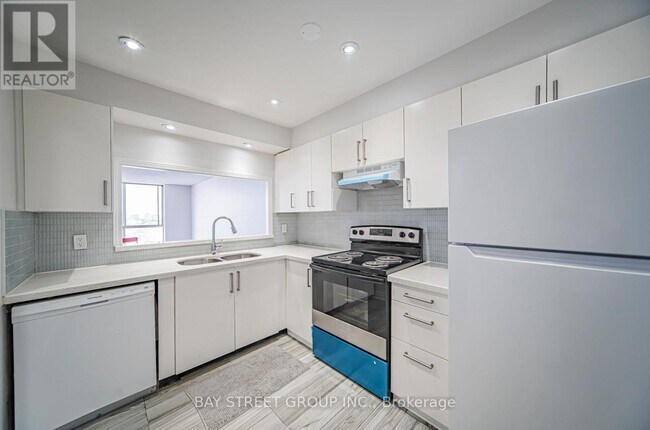 Photo du bâtiment - 2470-2470 Eglinton Ave W