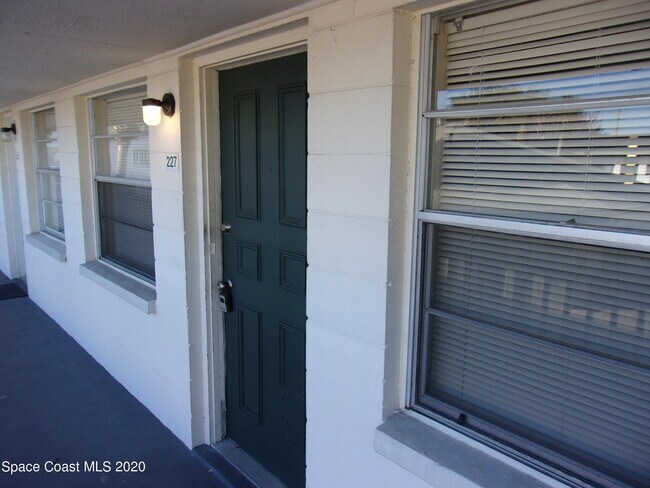 Foto del edificio - 1711 Dixon Blvd