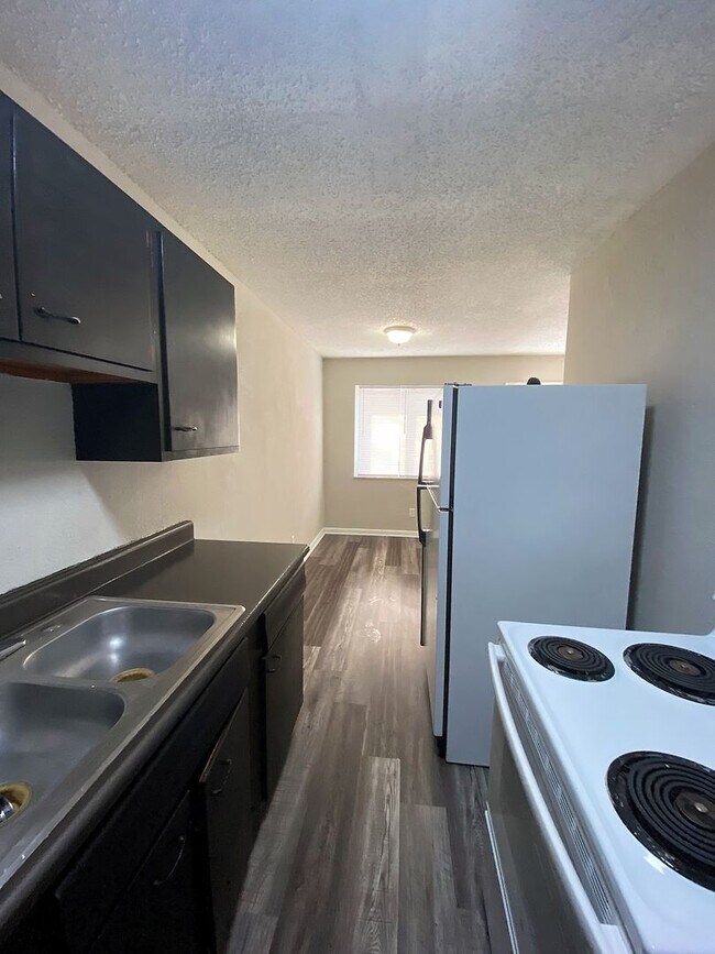 Building Photo - Charming 1 Bed Apartment with Laundry Hook...