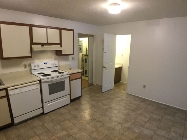 Building Photo - Blacksburg, 4 BR / 2.5 BA Townhouse, Available August