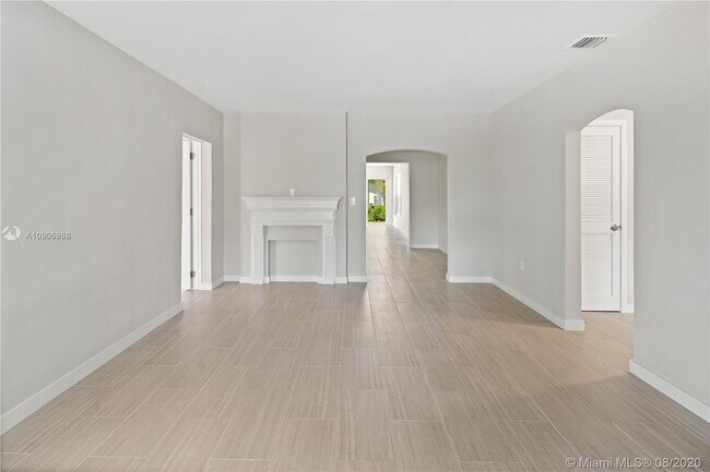 Building Photo - 527 SW 31st Ave