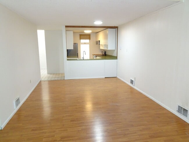 Building Photo - Charming 2-Bedroom Townhome in Beautiful B...